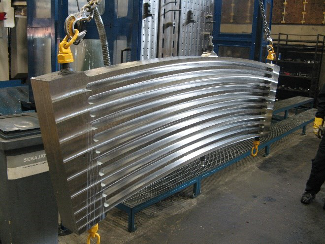 ITER magneettien kiinnitys-/j&auml;&auml;hdytysosa koneistuksen j&auml;lkeen.